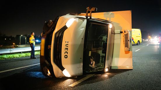 Bakwagen met brood gekanteld op snelweg. Bakwagen met brood gekanteld op snelweg.