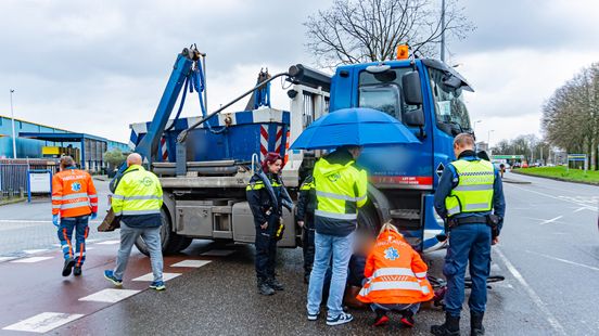Fietser gewond na aanrijding met bedrijfswagen, slachtoffer naar ziekenhuis. Fietser gewond na aanrijding met bedrijfswagen, slachtoffer naar ziekenhuis.