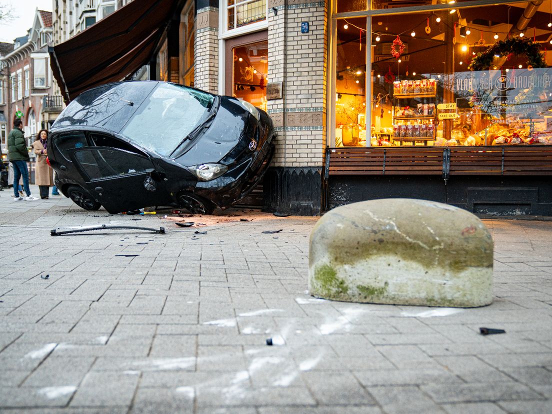 De auto ramde eerst het betonblok, alvorens tegen de gevel tot stilstand te komen