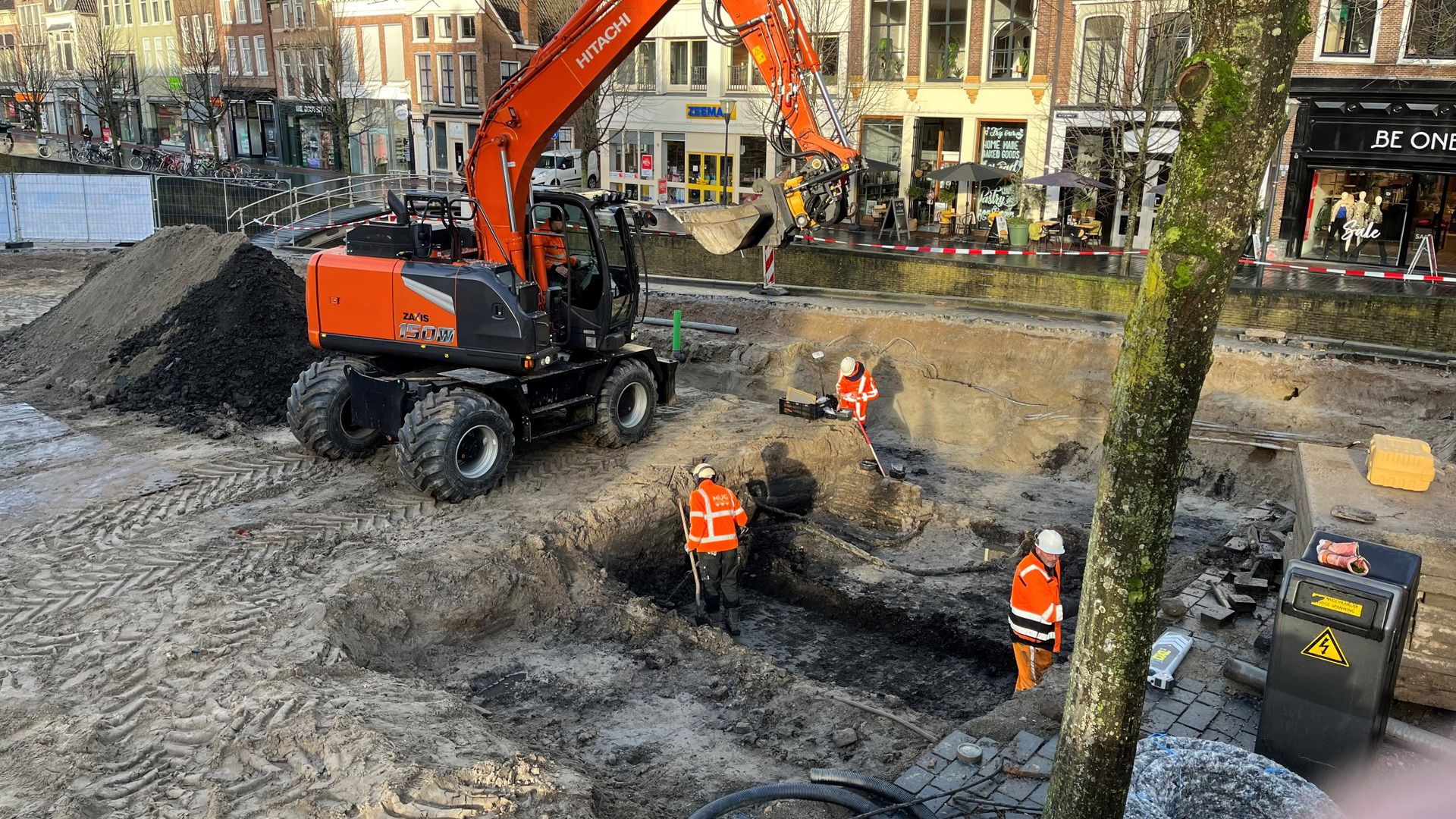 De midsiuwske waach lei goed ûnder it plein bedobbe