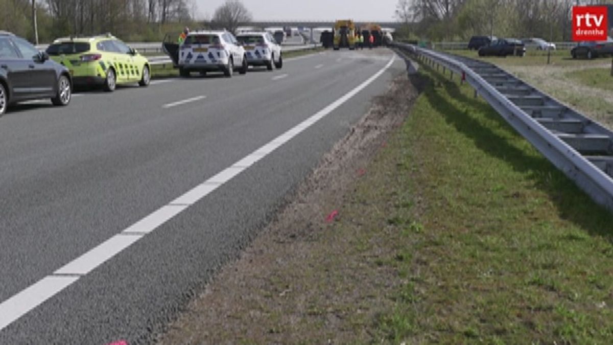 Een tankwagen is gekanteld op de N33 bij Gieten