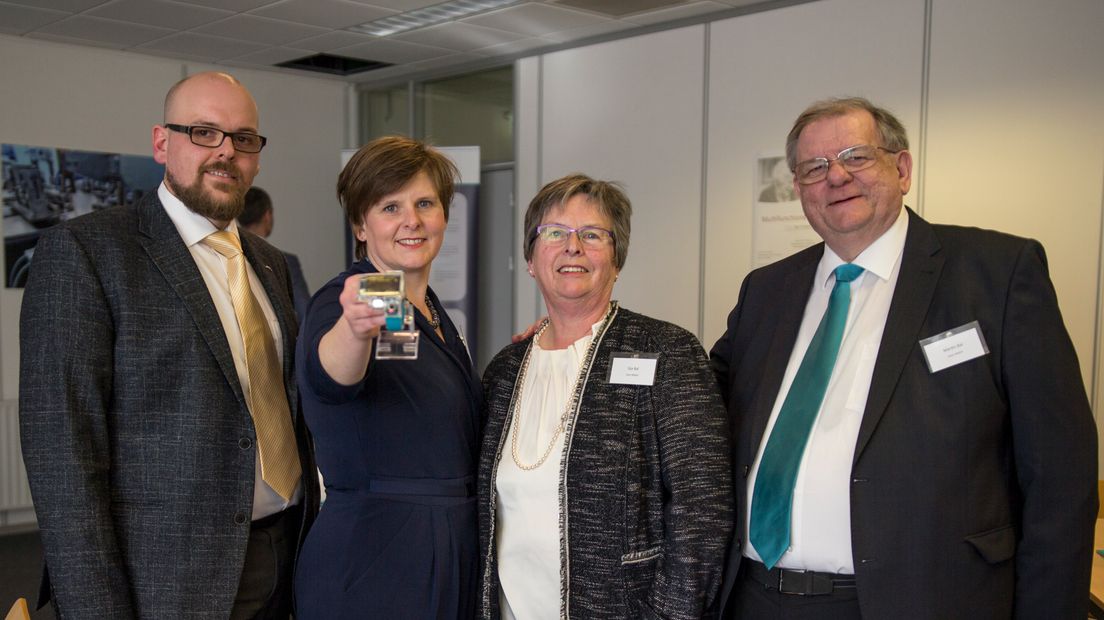 De familie Bal, v.l.n.r. Jasper, Martine, Sija en Martin met het zorghorloge (Rechten: RTV Drenthe)