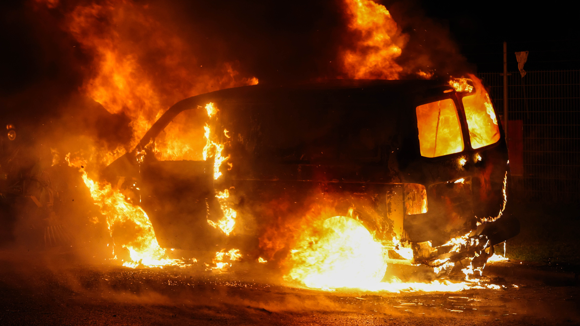 De bestelbus is volledig uitgebrand.