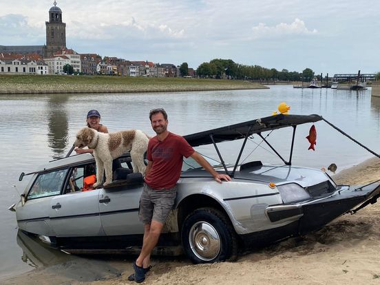 Expeditie Oost: Een Citroën die kan rijden én varen: Erik Jan uit Hengelo bouwde zijn auto helemaal om!