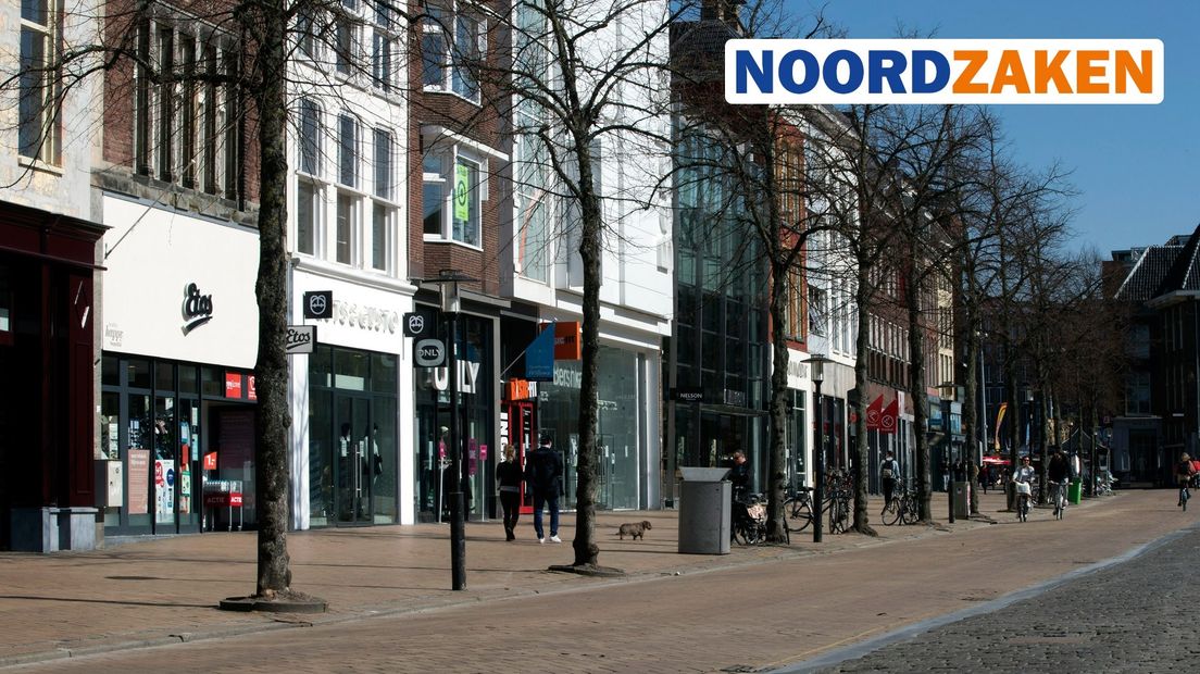 Het is erg rustig bij de winkels in Stad