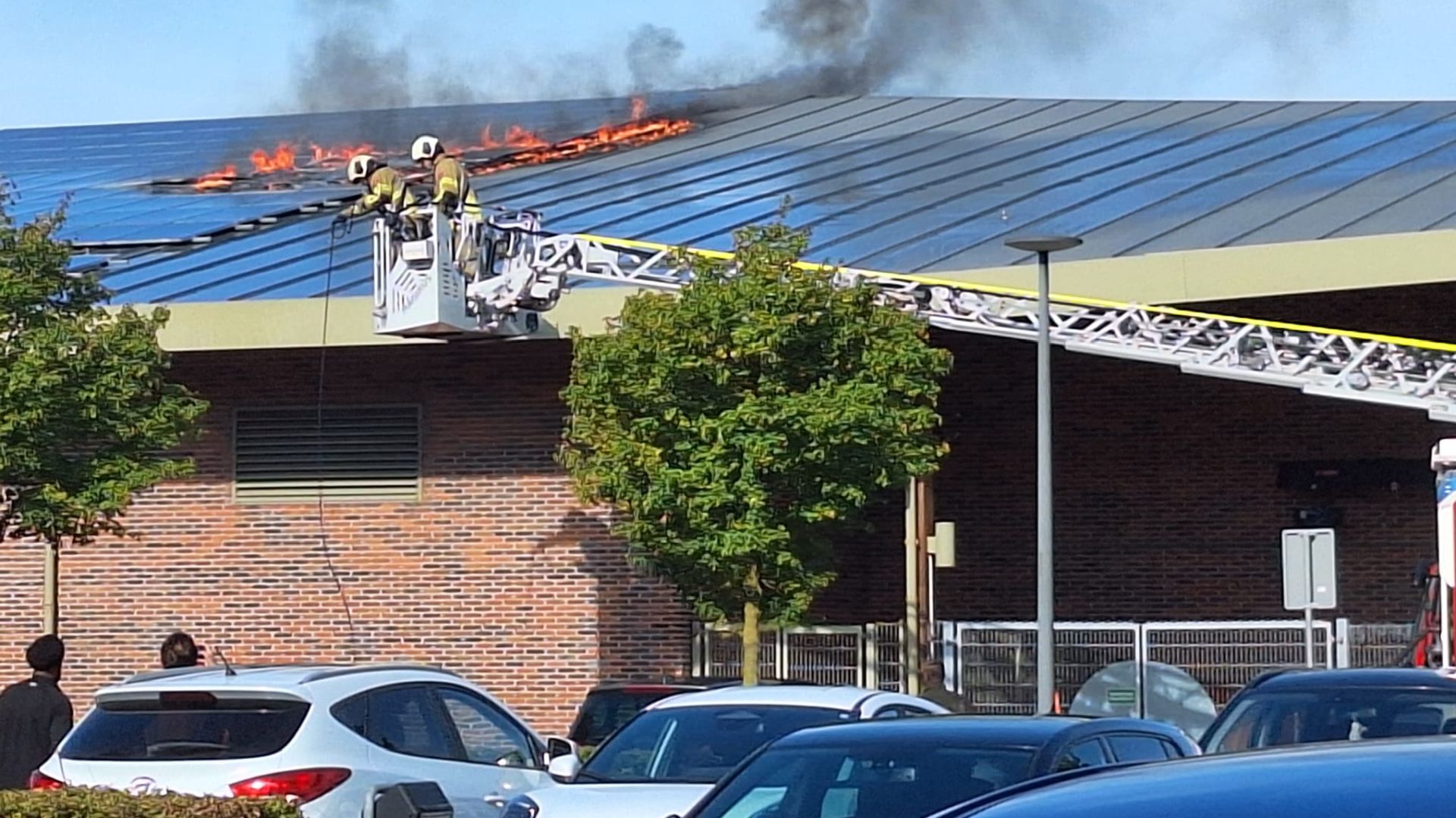 Zonnepanelen in brand op sporthal in Utrecht