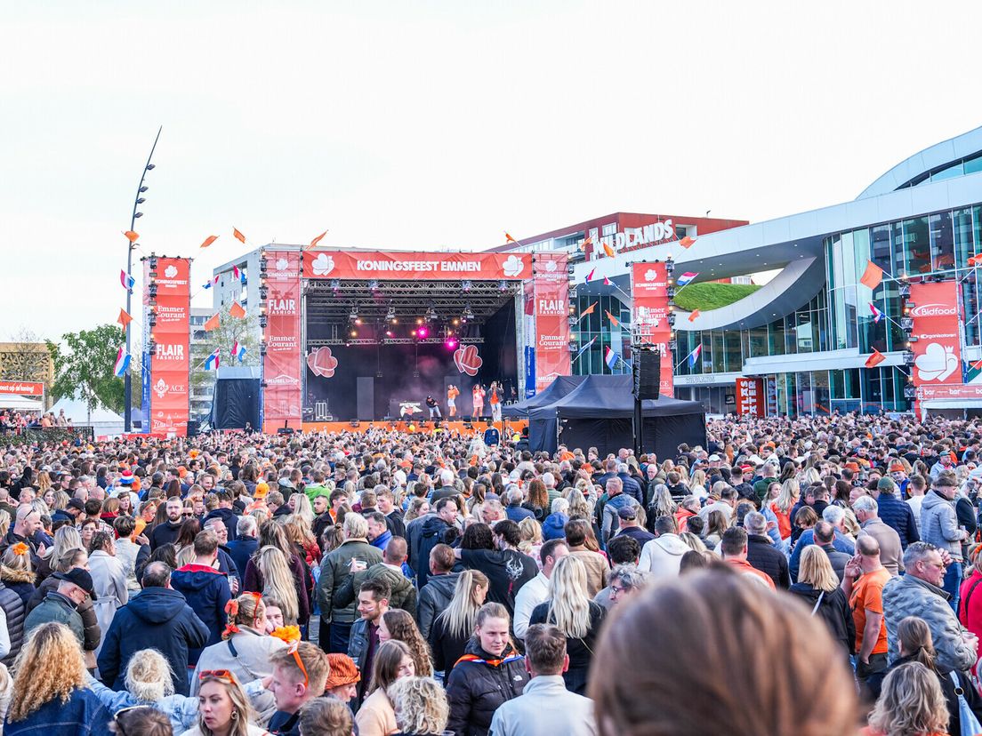 Meer dan twintig jongeren met een slok op naar Halt-loket op Koningsdag in Emmen