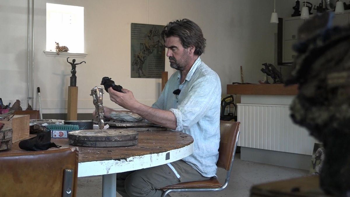 Beeldend kunstenaar uit Dwingeloo maakt opnieuw TT-trofeeën