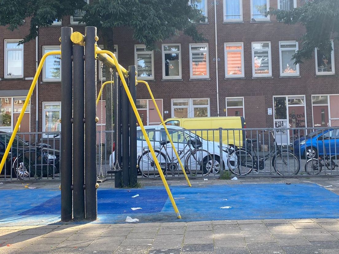 Het bekladde portiek ligt op steenworp afstand van de speeltuin waar zondag een handgranaat werd gevonden