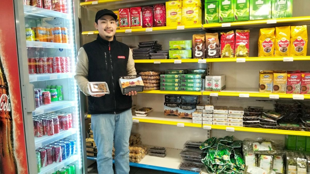 Rijst, dadels en baklava vliegen de deur uit tijdens ramadan bij Middelburgse supermarkt