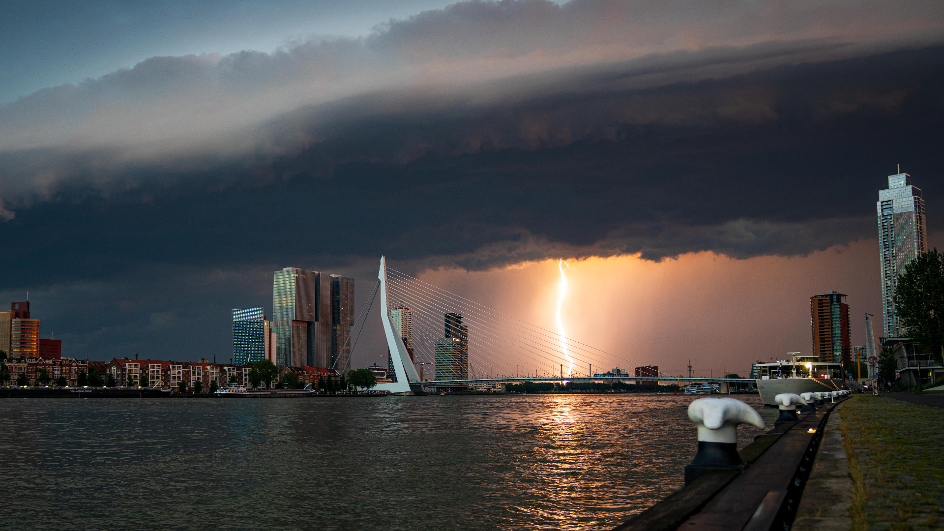 Het noodweer van vrijdagavond boven Rotterdam.