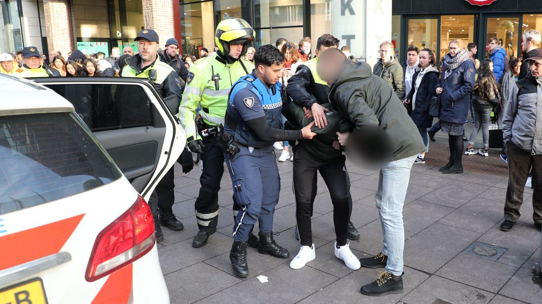 Jongeren zorgen voor onrust in de Grote Marktstraat in Den Haag.