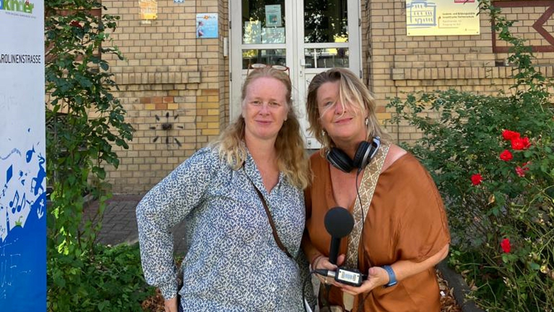 Van der Molen met podcastmaker Patty-Lou Middel-Leenheer bij de basisschool van Ilse in Hamburg