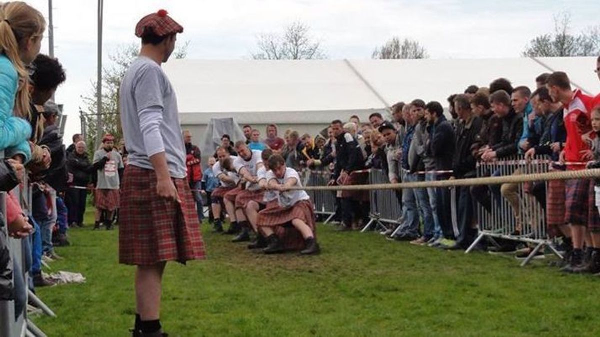 Kiltdragende mannen en vrouwen sporten in Driewegen (video)