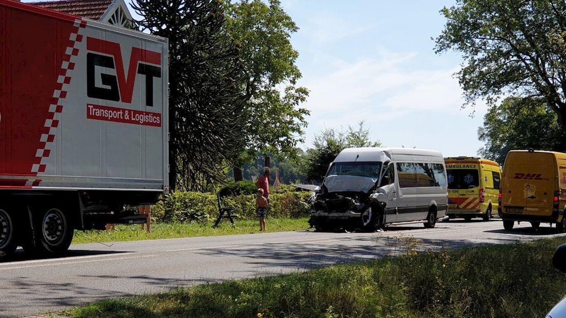 De bestuurder van het taxibusje raakte gewond