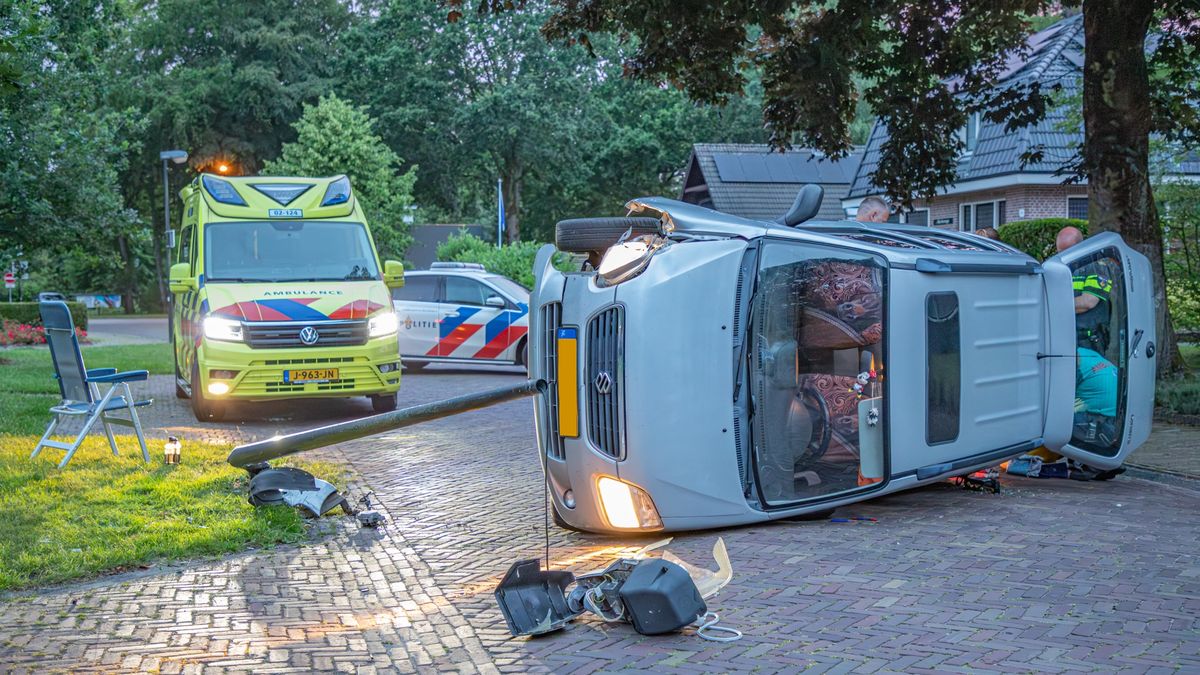 Auto belandt op z'n kant bij eenzijdig ongeluk op de Schoolstraat in Burgum