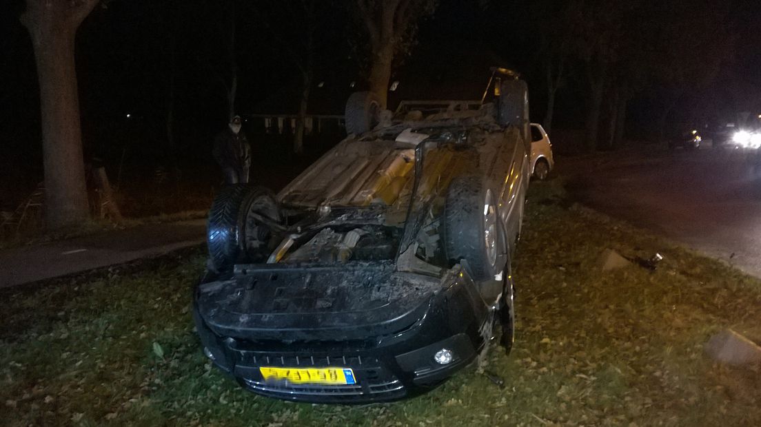Auto over de kop bij Nijensleek (Rechten: Harm Meter)