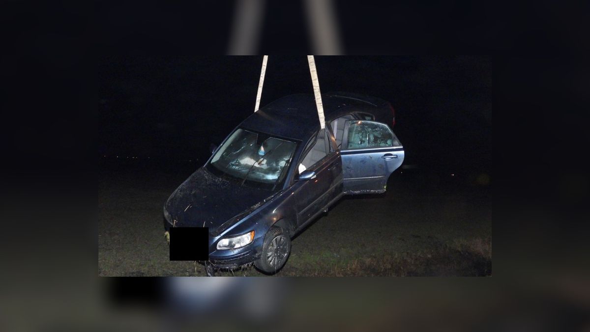 Auto in de sloot op N384 tussen Tzummarum en Dongjum