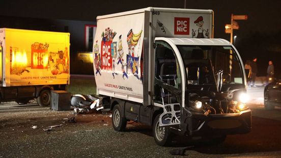 Gewonde bij ongeval tussen scooterrijder en Picnic-bezorger. Gewonde bij ongeval tussen scooterrijder en Picnic-bezorger.