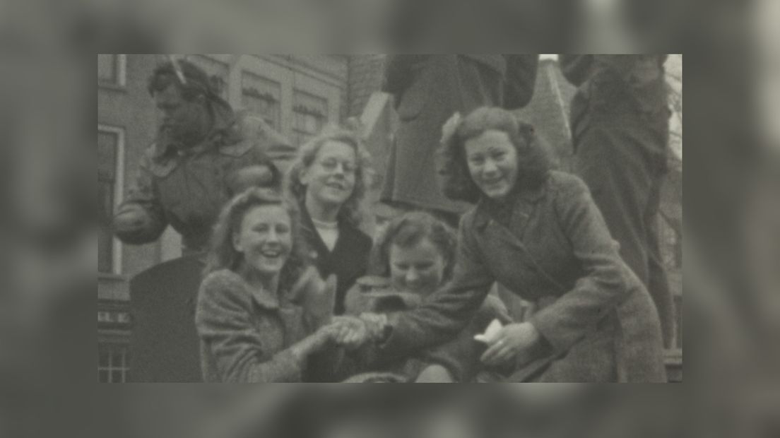 Ljouwerter froulju op in Kanadeeske tank yn de strjitten fan Ljouwert (Film Johan Witteveen)