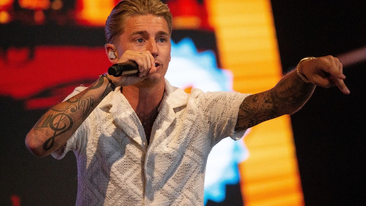 Mart Hoogkamer breekt optreden op Boerenrock Festival af na bierdouche