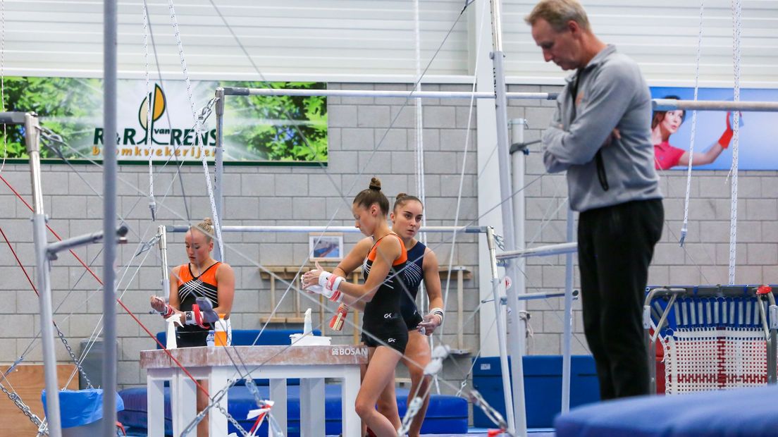 Sanne Wevers (links) en Vera van Pol (tweede van rechts) met Vincent Wevers (rechts) en Naomi Visser