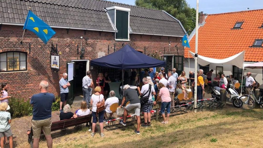 De opening van de wandelroute bij één van de tegels.