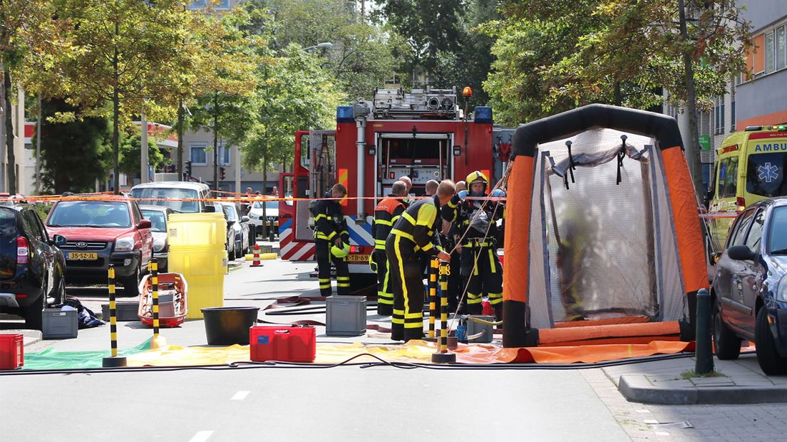 Brandweer stelt ontsmettingsstraat op na incident met gevaarlijke stoffen.