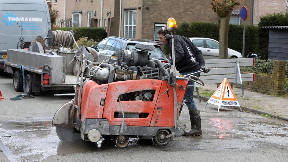 Een stukje van het wegdek moest worden weggehaald om de defecte kabel te kunnen repareren.