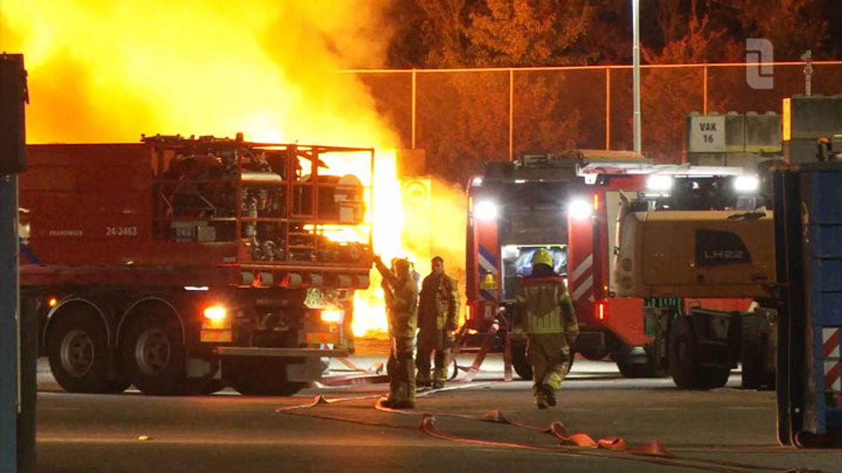 Brandweer geeft sein brand meester na brand bij afvalverwerkingsbedrijf in Hoensbroek