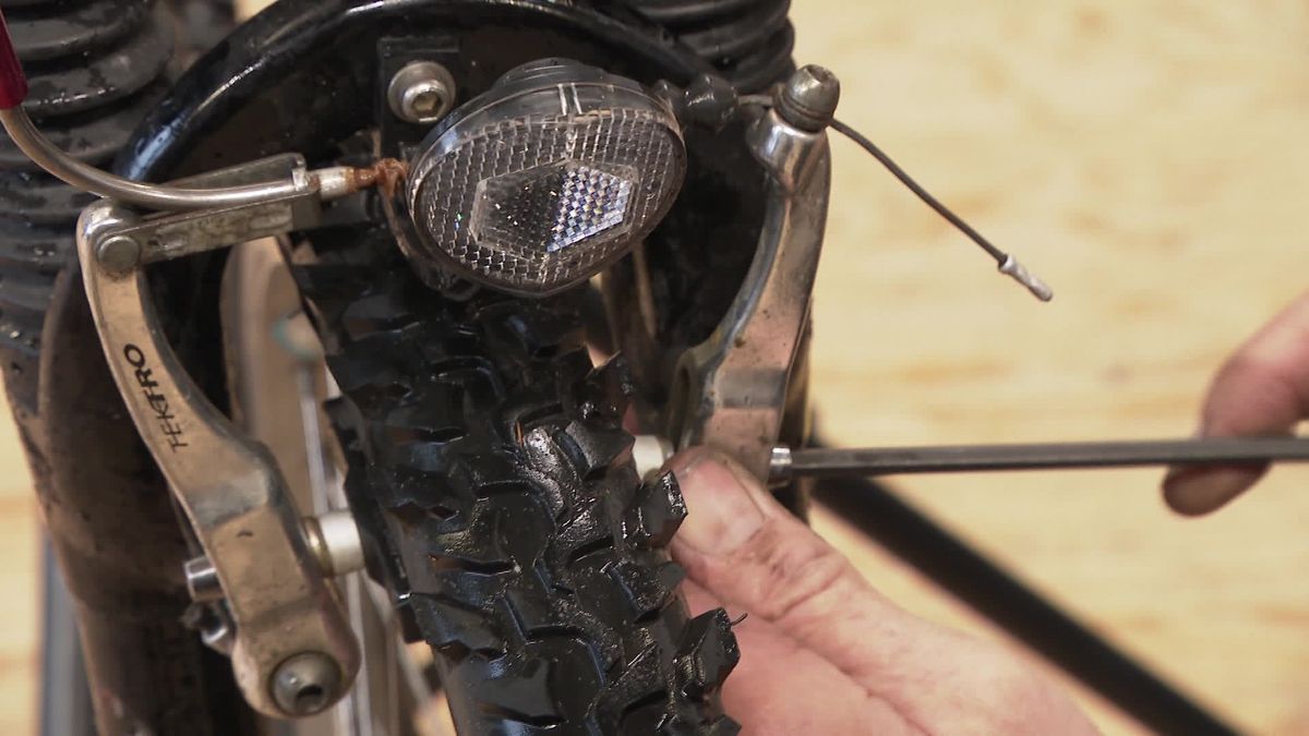 In Hoogeveen krijgen internationale leerlingen gratis fietsreparatie