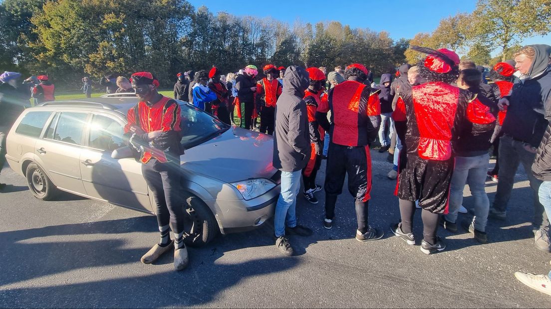 Auto's worden op de afrit Staphorst tegen gehouden door traditionele Zwarte Pieten