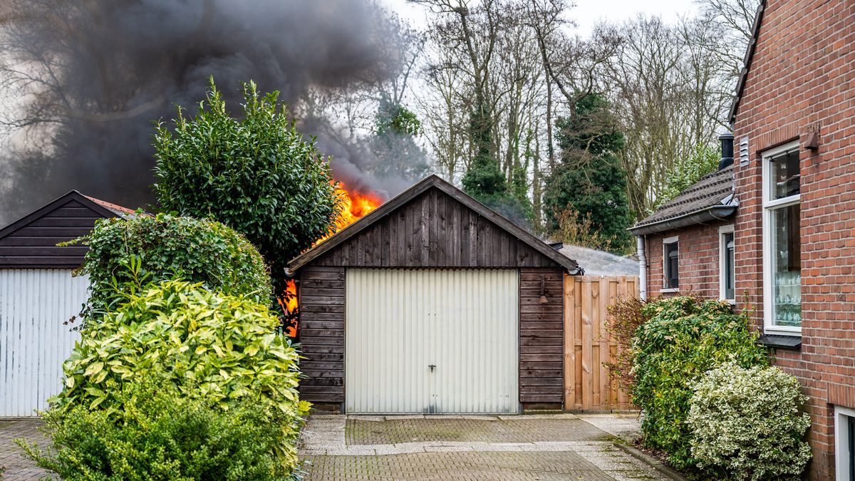 Asbest vrijgekomen bij brand in schuur in Appelscha | Koffer met zakken hennep: man (30) opgepakt in