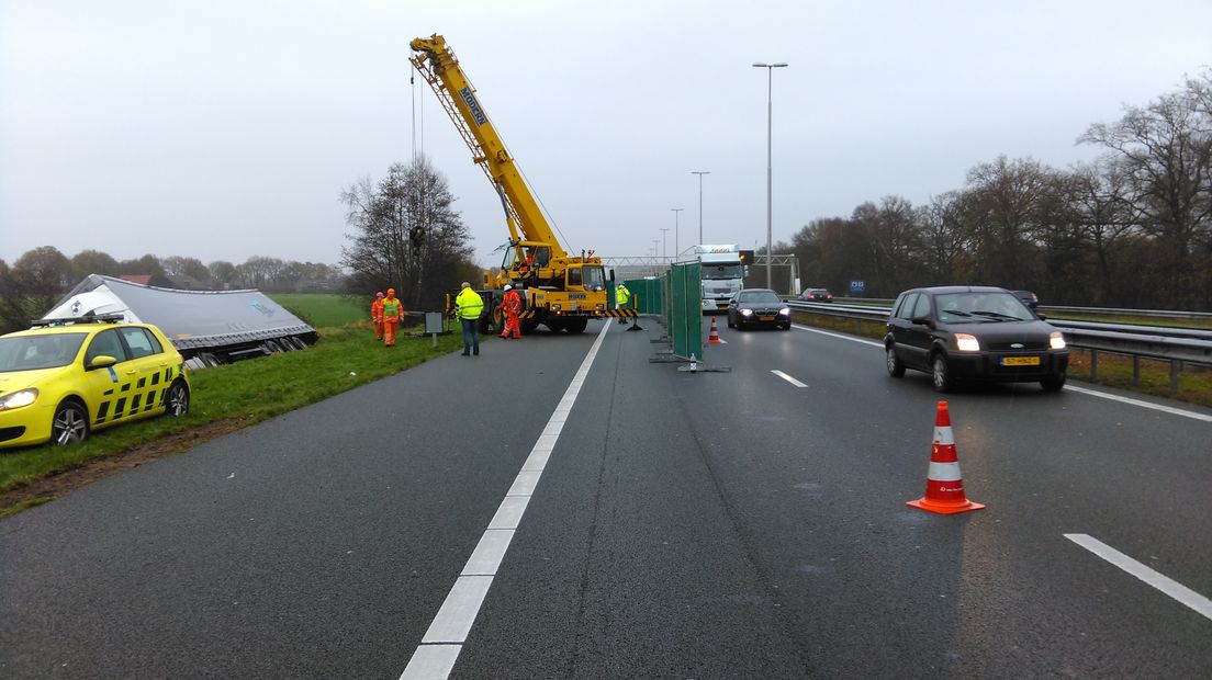 De A1 bij knooppunt Hoevelaken is weer vrij. Sinds vanochtend stond er file op de A1 richting Amsterdam, nadat tussen Barneveld en Hoevelaken een Duitse vrachtwagen van de weg was geraakt. De vrachtauto lag op zijn kant in een sloot.