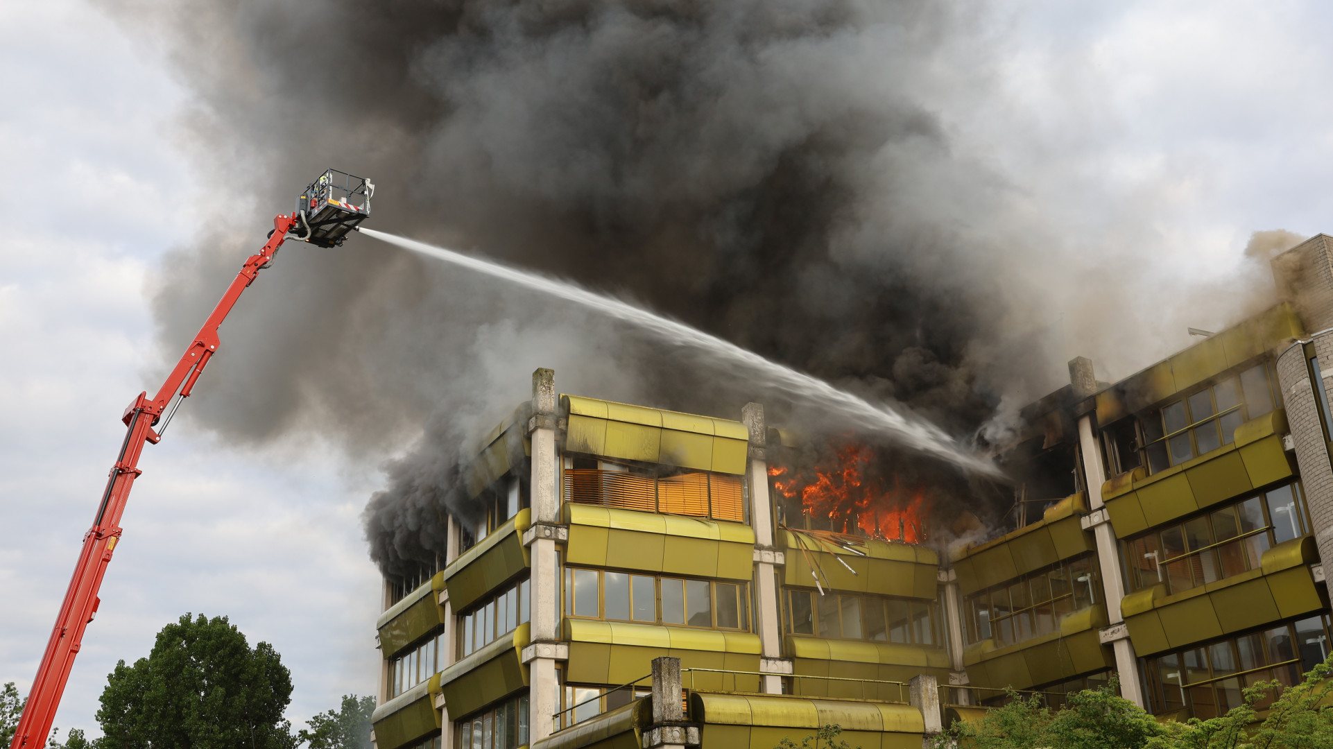 Grote uitslaande brand in Zoetermeerse flat — image 1