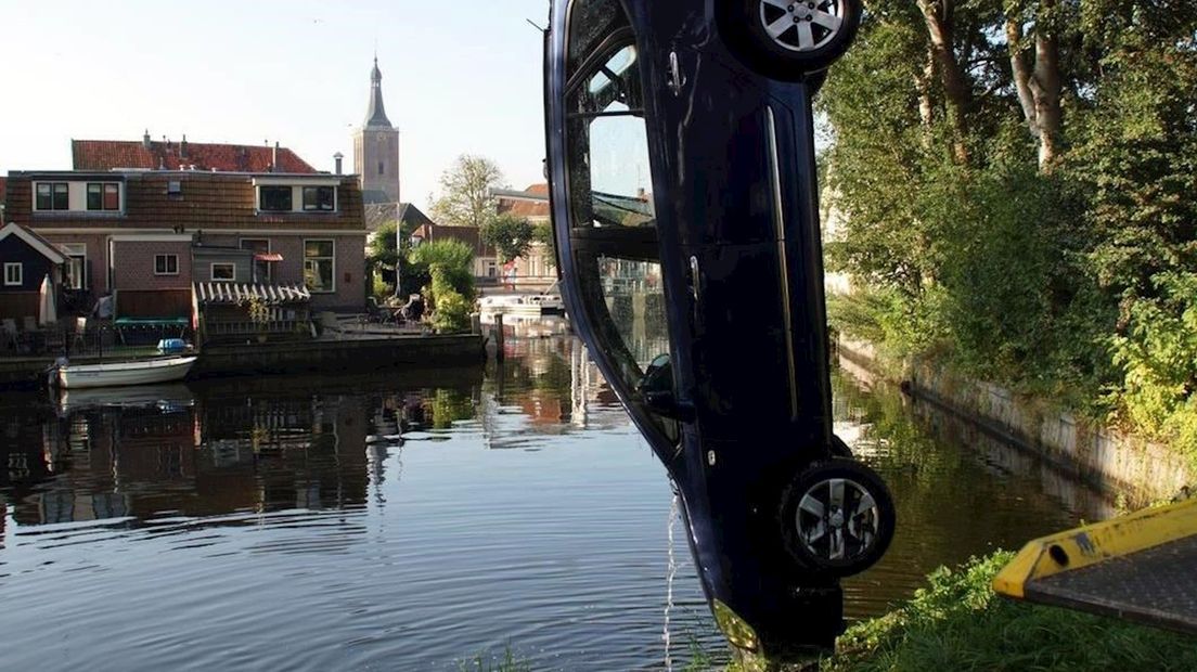 De auto werd uit het water gehaald