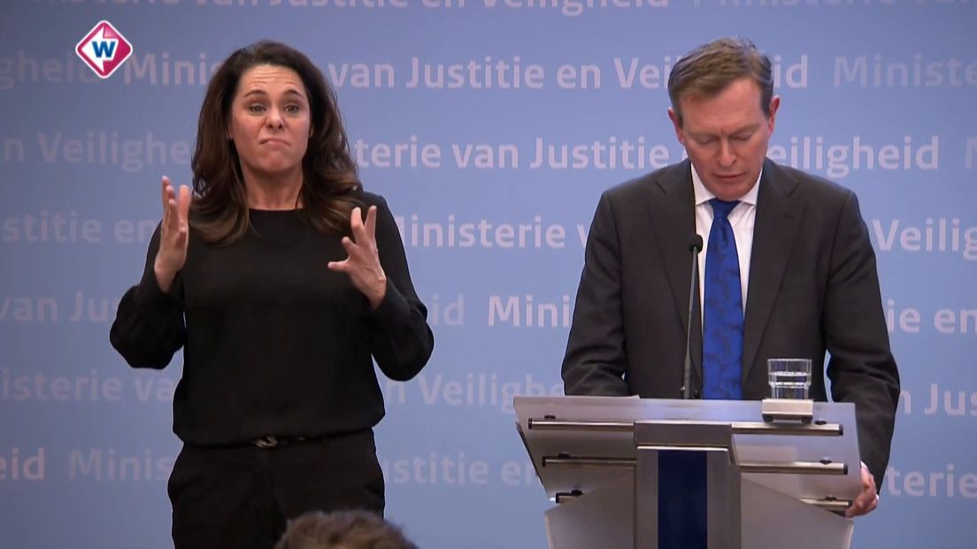 Voormalig minister Bruins (VWS) maakte in maart het eerste pakket maatregelen tegen het coronavirus bekend