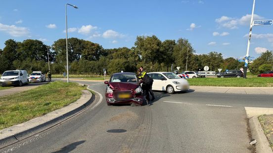 Man in scootmobiel gewond • ongeluk op rotonde. Man in scootmobiel gewond • ongeluk op rotonde.