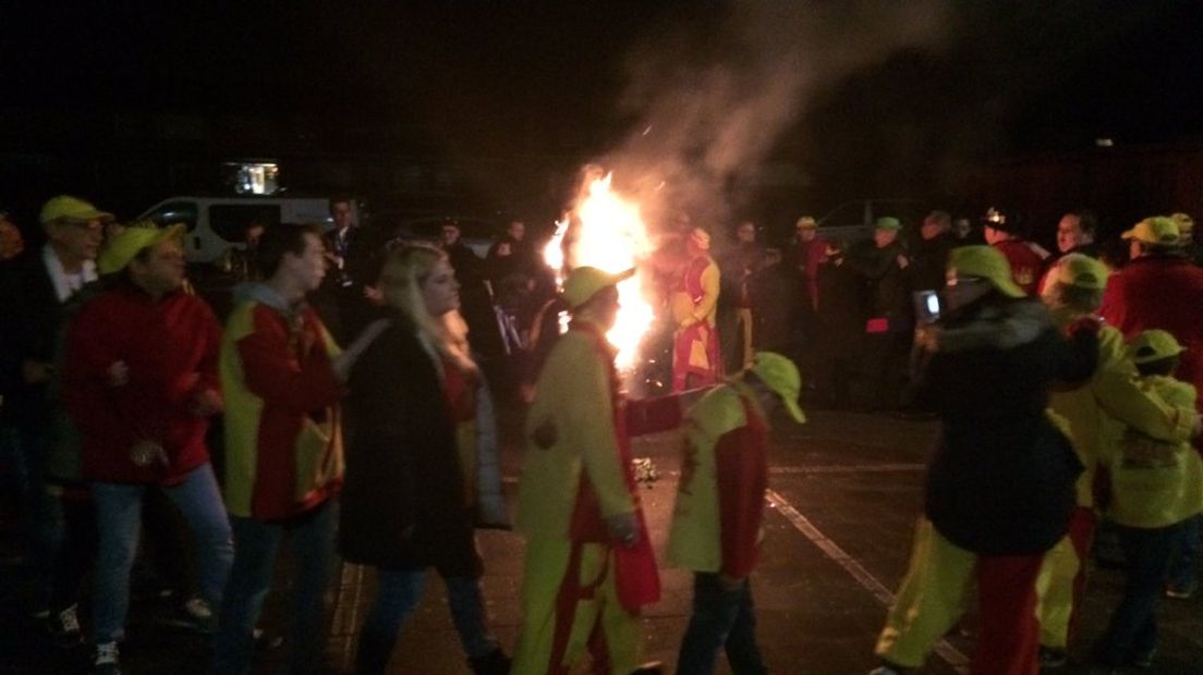 Nelis de pop moest het ook dit jaar weer ontgelden. Met zijn verbranding is in Apeldoorn het einde van het carnavalsfeest gevierd.