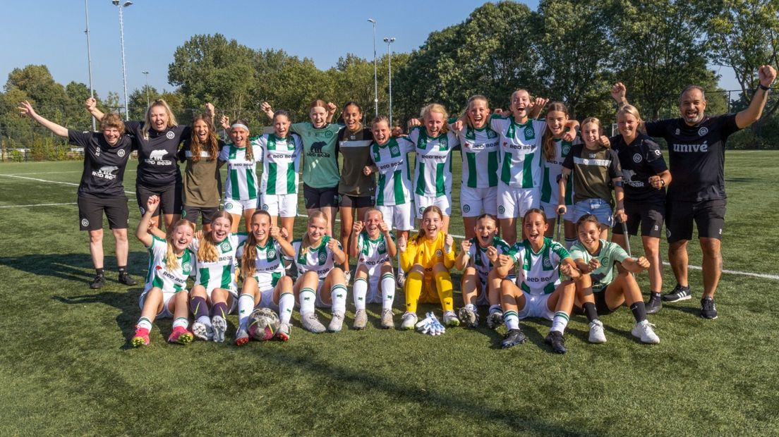 Blijdschap bij de meisjes van FC Groningen na de 3-0 overwinning op Bedum