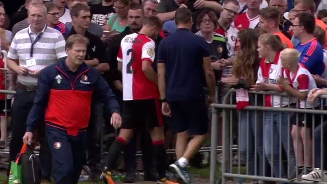 Bart Nieuwkoop verlaat geblesseerd het veld in de wedstrijd tegen SDC Putten