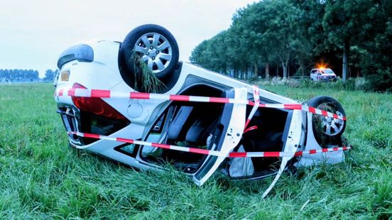 Bestuurder spoorloos nadat auto op de kop in weiland wordt gevonden