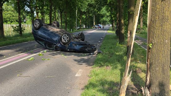 Auto over de kop in Rhenen | Weg open na dodelijk ongeluk N224. Auto over de kop in Rhenen | Weg open na dodelijk ongeluk N224.