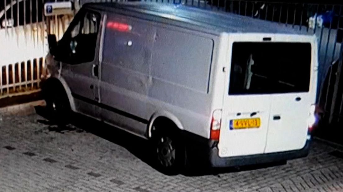 De mannen rijden in deze bus met gestolen kentekenplaten