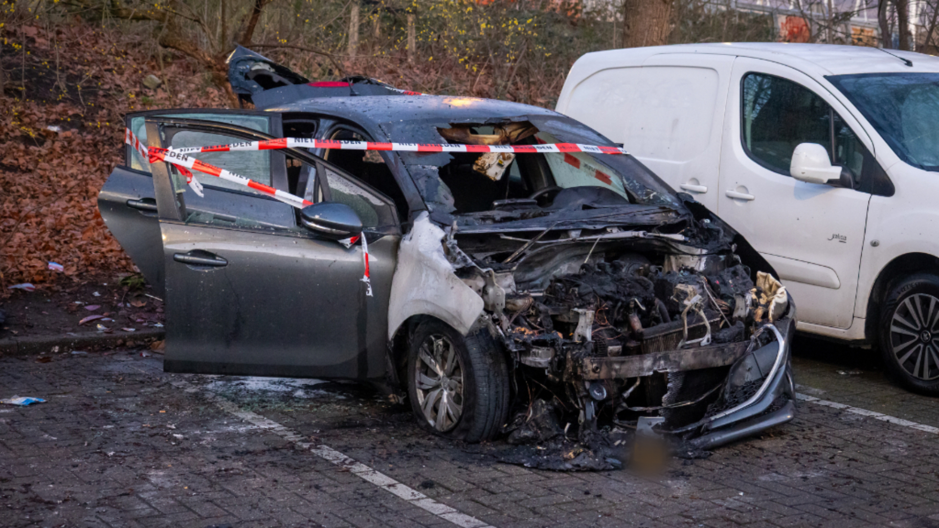 Van de auto was na de brand weinig meer over.