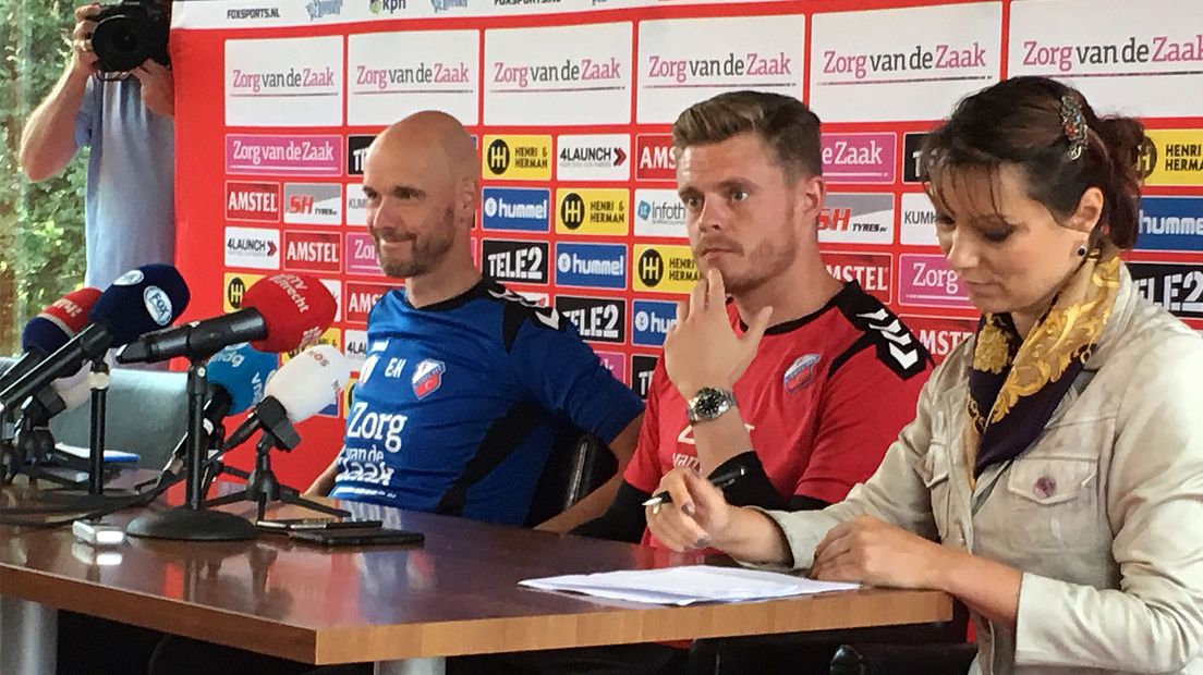 Trainer Erik ten Hag en doelman David Jensen op de persconferentie.