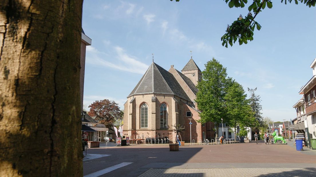 De naam Plaskerk:
De Protestantse kerk te Raalte draagt de naam Plaskerk.
Deze naam is ontstaan doordat er vroeger een waterpomp op het plein bij de kerk stond, daarvoor was er waarschijnlijk ook al een waterput, waar de dorpsbewoners hun water haalden.
D