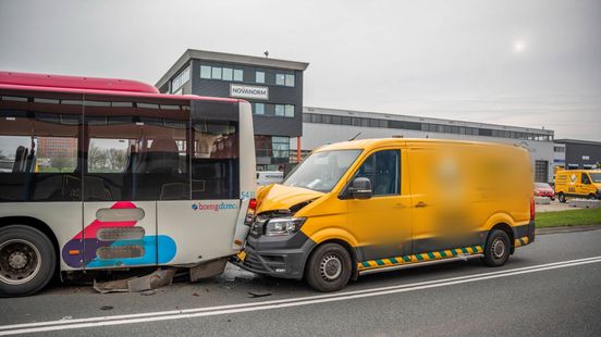 Werkbus botst bij halte op lijnbus