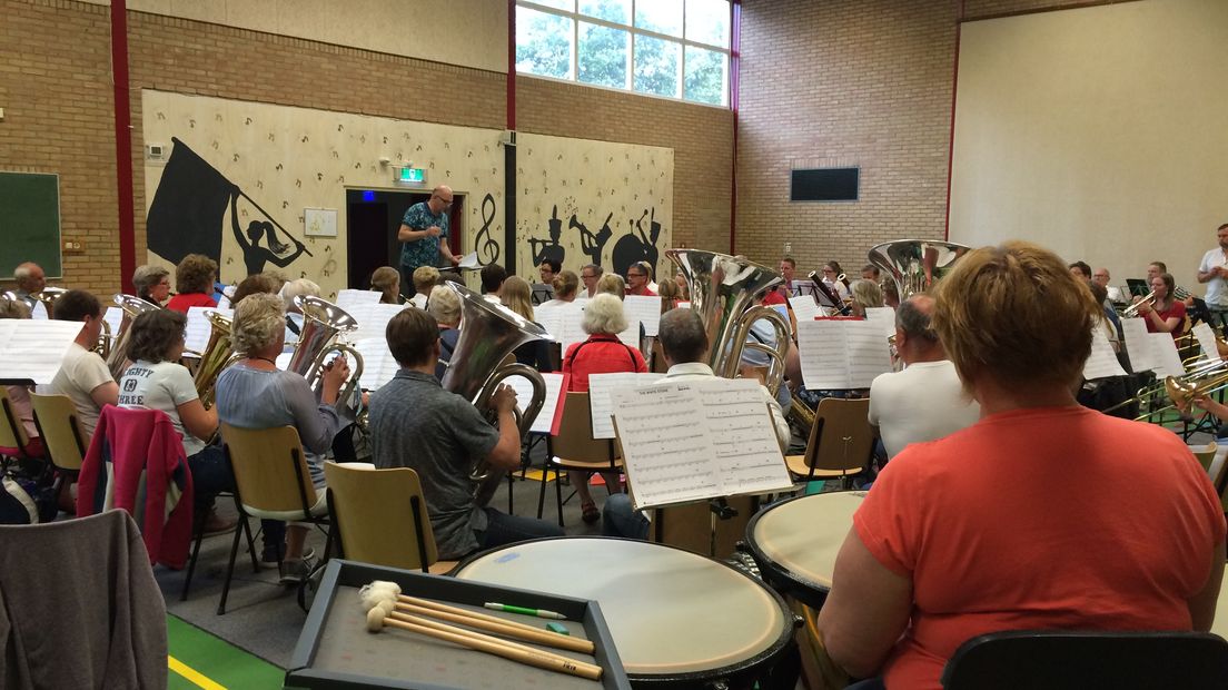 Het Drents Vakantie Orkest speelt in een sporthal (Rechten: RTV Drenthe)