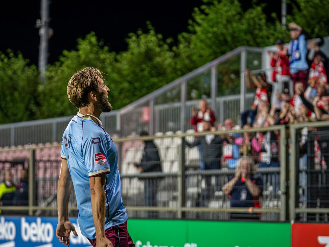 Tien treffers op De Toekomst: koploper FC Emmen scoort nog vaker dan Jong Ajax